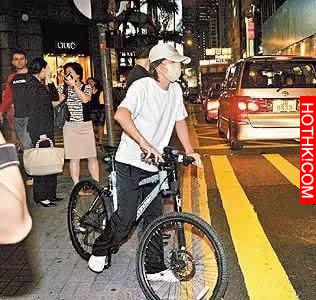 星爺竟然開的竟然是這種車，保時捷卡宴什麼的真的比不了