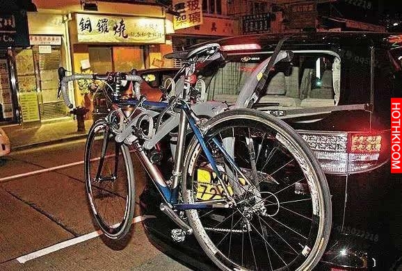 星爺竟然開的竟然是這種車，保時捷卡宴什麼的真的比不了
