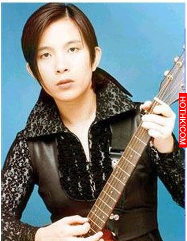 她是歌壇女帝也是中性鼻祖，愛音樂更愛美女，曾與跟三級豔星同居