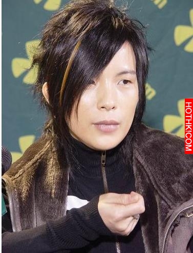 她是歌壇女帝也是中性鼻祖，愛音樂更愛美女，曾與跟三級豔星同居