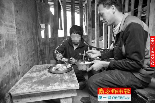 ●黎金次和妻子陳雪梅一起吃午飯，陳雪梅出其不意地夾了一塊肉給他。
