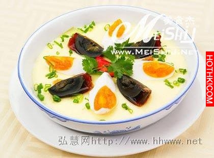 他在雞蛋上用刀劃了幾道裂痕，竟然加入汽水後，一道超神奇超好吃的雞蛋料理就完成了.. ...