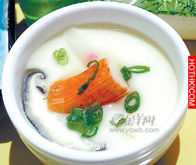 他在雞蛋上用刀劃了幾道裂痕，竟然加入汽水後，一道超神奇超好吃的雞蛋料理就完成了.. ...