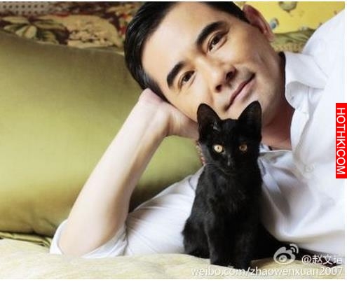 他曾是空少，32歲出道，顏值爆表演技精湛，年過半百卻孤家寡人