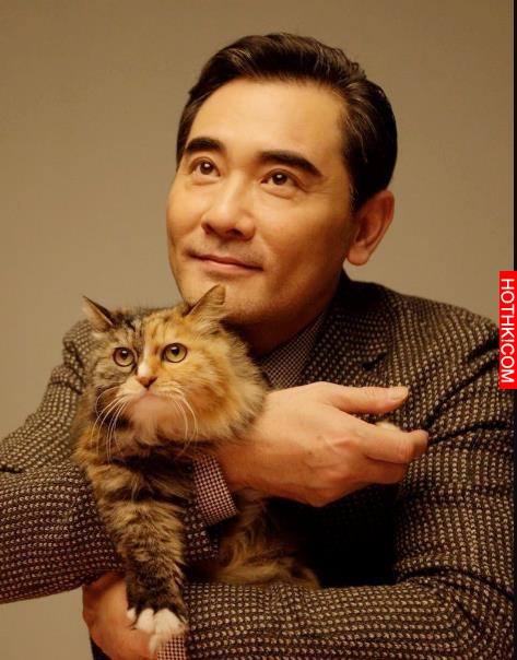 他曾是空少，32歲出道，顏值爆表演技精湛，年過半百卻孤家寡人