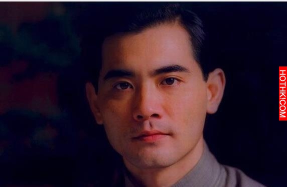 他曾是空少，32歲出道，顏值爆表演技精湛，年過半百卻孤家寡人