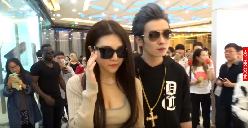 這名男子「假扮韓國明星」大陣仗到購物商圈，沒想到路人的反應讓大家都傻眼了！這太誇 ...