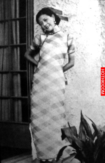 她是舊上海風華絕代的影后，25歲時自殺，不少粉絲為其服毒自盡