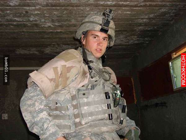 19歲的他發現軍車被敵人投進一顆手榴彈後，他做出的反應讓軍車內的人都嚇壞了！他竟然 ...
