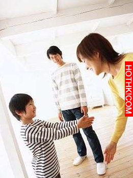 7歲小孩調皮地在電梯裡亂按樓層鍵，媽媽的「懲罰方式」竟然讓乘客最後都笑容滿面地走 ...