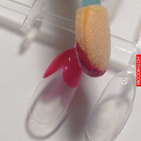 做指彩跟蓋印章一樣簡單？一根眼影棒就能完成的美哭指彩教學│妞新聞 ...