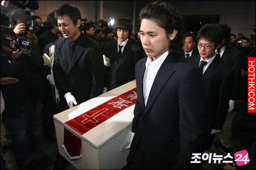 鄭多彬離世8年，母親為其冥婚，揭自殺原因竟疑為「整容」