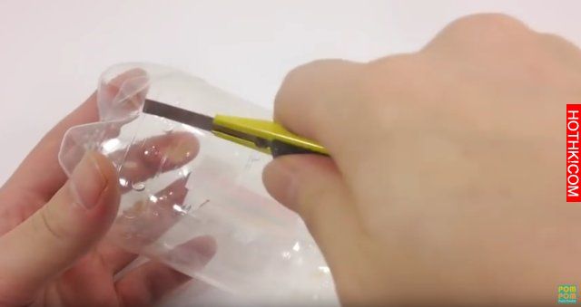 她把橘子汽水擺到盤子裡後拿出小刀切下去，下面這招學起來！大家看完都驚訝了～ ...