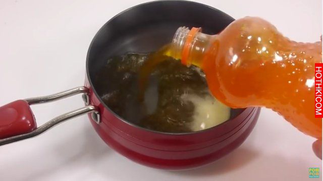 她把橘子汽水擺到盤子裡後拿出小刀切下去，下面這招學起來！大家看完都驚訝了～ ...