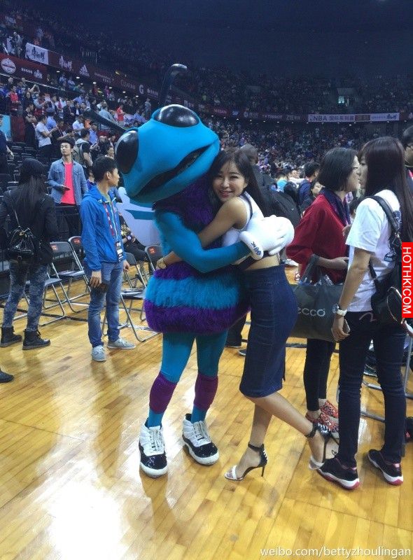 NBA美女主播周玲安示爱林书豪（这主播也太漂亮了吧！）