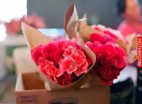 人妻家窮，被迫嫁給傻子換聘金！結婚當晚，傻子老公顫抖著把老婆抱到了床上，人妻當場 ...
