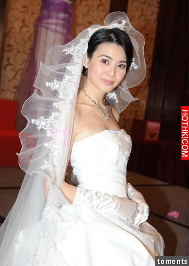 她是鄭伊健最終選擇的妻子，不願生小孩，被爆曾拍三級片