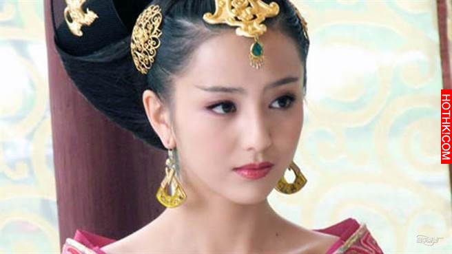 她嫁過兩次，第一次嫁白痴，一生五次被廢，最後因為OO竟成皇后… ...
