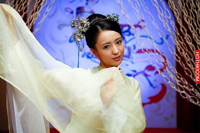她嫁過兩次，第一次嫁白痴，一生五次被廢，最後因為OO竟成皇后… ...