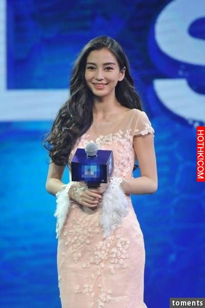 Angelababy婚後首度亮相，手遮「懷孕」大肚，讓人震驚的是臉又「變了」