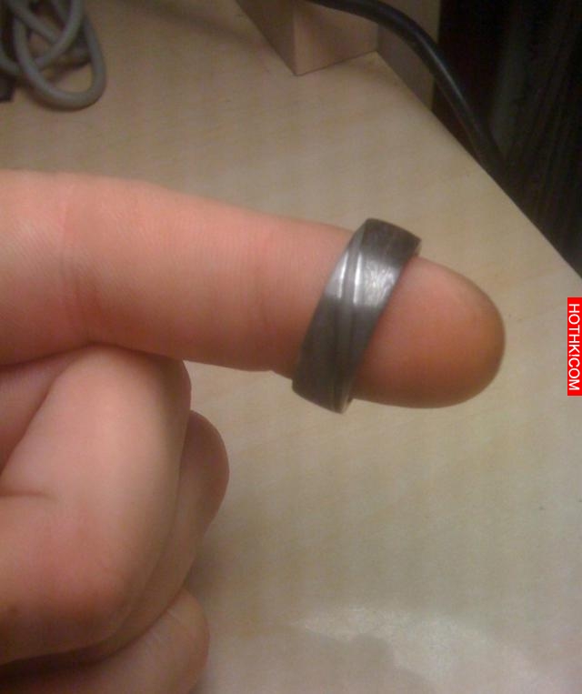 男子為了向女友求婚竟然用隕石打造禮物，最後身邊女孩都羨慕不已