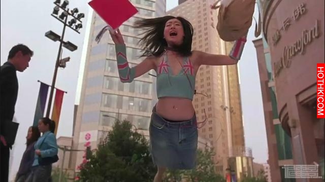 她是第一個星女郎，一場戲拍了60遍，被周星馳罵到哭，如今卻