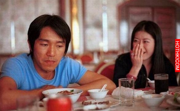 她是第一個星女郎，一場戲拍了60遍，被周星馳罵到哭，如今卻
