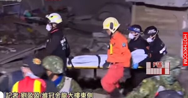 媽媽死前緊抱著4歲孩子，兩人遺體被搬出時搜救人員喊出「一句話」...在場的人都鼻酸了 ...