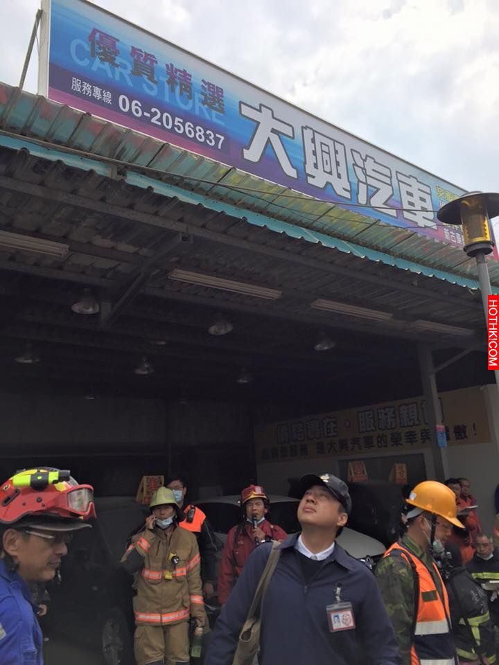 天冷人心更冷!台南大樓倒塌,辛苦的救難人員躲到一旁鐵皮屋內吃便當,竟然被屋主趕出 ... 天冷人心更冷!台南大樓倒塌,辛苦的救難人員躲到一旁鐵皮屋內吃便當,竟然被屋主趕出 ...