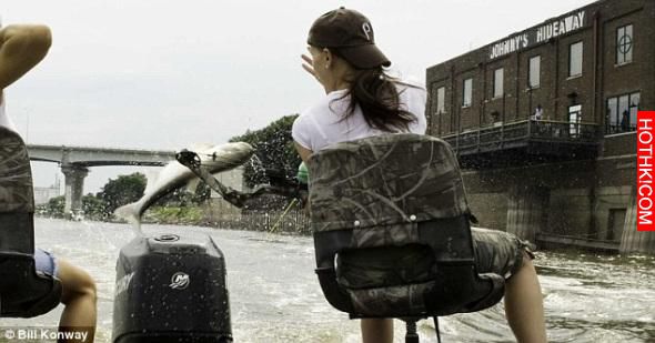 驚！兩名女子到「河邊射魚」沒想到竟發生這種事！就在她拉出弓箭的下一秒鐘，她整個當 ... ...