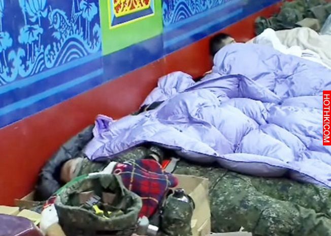 爸爸要帶你去玩了…你快起來！女童父崩潰吶喊，令人鼻酸！軍醫中士表示：在運送大體的 ...