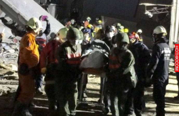 心痛淚崩！維冠大樓運出一對母子遺體，母親死後仍將4歲兒子攬牢牢，救難人員停下車決 ...