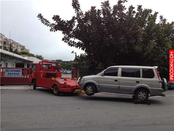 停車時，千萬一定要用「倒車入庫」不然你就太傻了！沒想到這樣停，才能防止「這些事情 ...