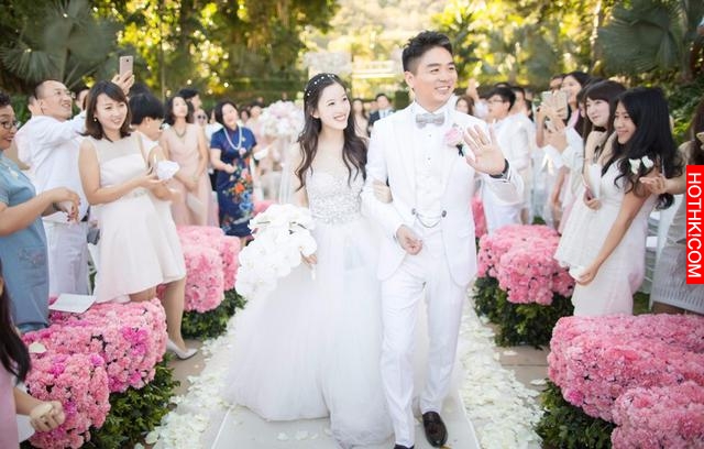 他白手起家，身價445億，有一個90後校花老婆！