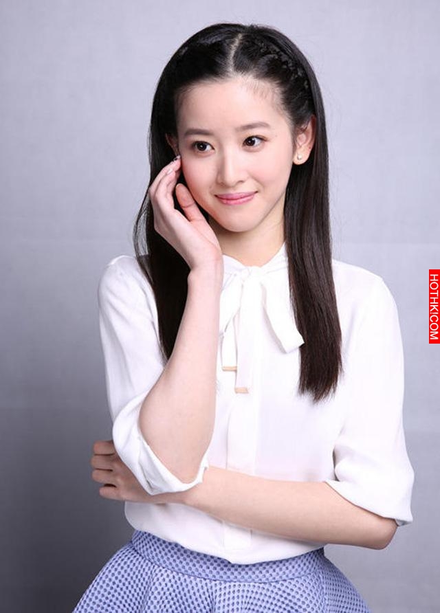 他白手起家，身價445億，有一個90後校花老婆！