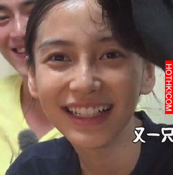 Angelababy婆家吃團圓飯素顏顏值變化太大了