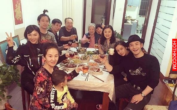 Angelababy婆家吃團圓飯素顏顏值變化太大了