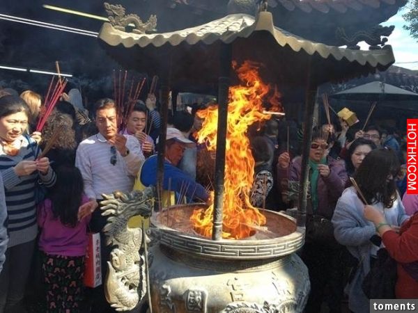 紫南宮天公爐　發出龍形火、鳳形燄