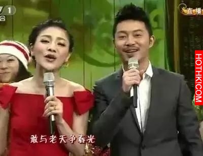 她曾被黃曉明『拋棄』,與baby傻傻分不清,如今幸福美滿.