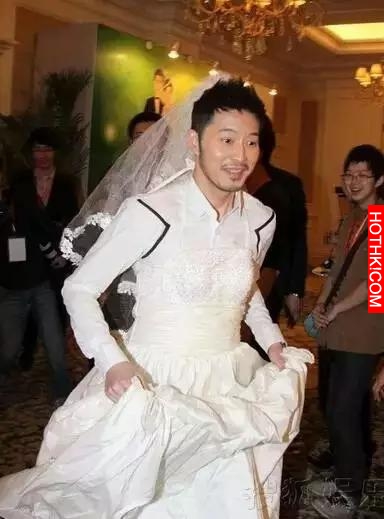 她曾被黃曉明『拋棄』,與baby傻傻分不清,如今幸福美滿.