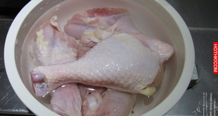 她用鹽水泡雞肉，大家知道原因後二話不說全學起來！實在太聰明了！！ ...