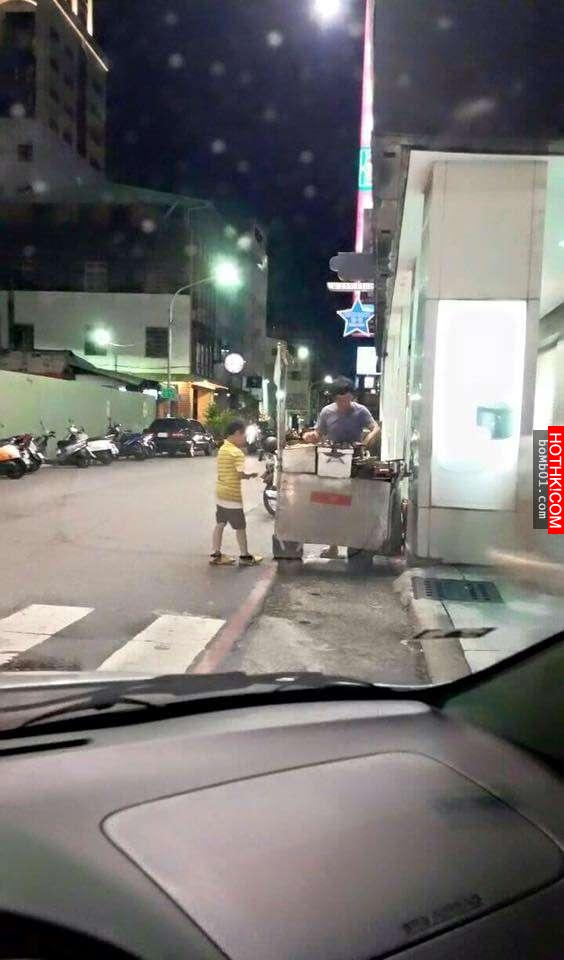 單親爸爸擺攤賺錢，當兒子說想喝汽水時他的回答讓人不忍聽下去