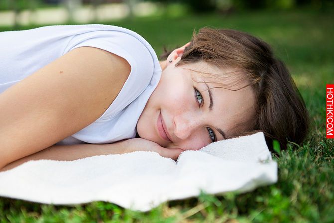 以Laying on Grass为标题的图片