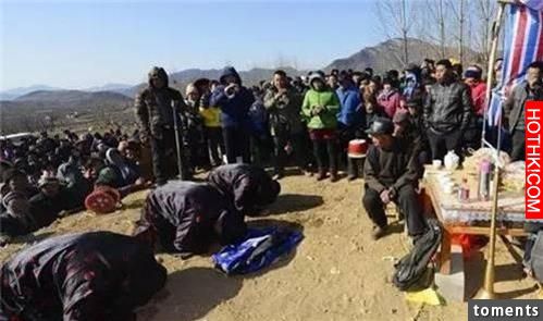 66歲老阿公竟自願被「活埋出殯」！人還活著竟穿上壽衣，自己爬進了墳墓讓所有親友「觀 ...