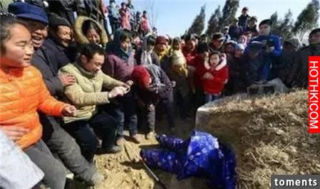 66歲老阿公竟自願被「活埋出殯」！人還活著竟穿上壽衣，自己爬進了墳墓讓所有親友「觀 ...