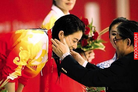 她兩次登人生巔峰，長相不是第一卻穩坐豪門媳婦！