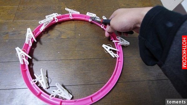 他出遊時很開心的拍照，但每一張照片竟都.....！拉近一看後我整個人說不出話！ ...