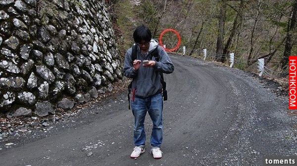 他出遊時很開心的拍照，但每一張照片竟都.....！拉近一看後我整個人說不出話！ ...