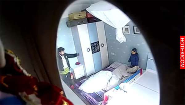 他們發覺孩子的行為「怪怪的」而在家裡裝攝影機！沒想到最後，錄到「這種畫面」竟讓爸 ...