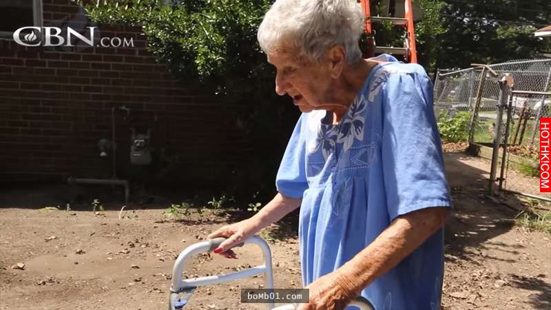 90歲獨居老奶奶被警告再不清理房子環境就要被罰款，幾天後這個男子站在她家門口竟然… ...